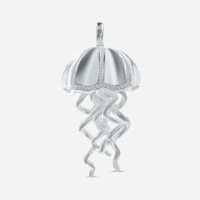 Silberner Anhänger in Form einer Qualle, maritimer Schmuck auf weißem Hintergrund.