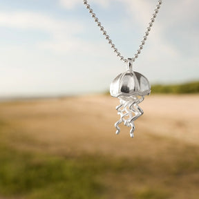 Silberne Qualle Anhänger-Kette, maritimer Schmuck am Strand, Nahaufnahme
