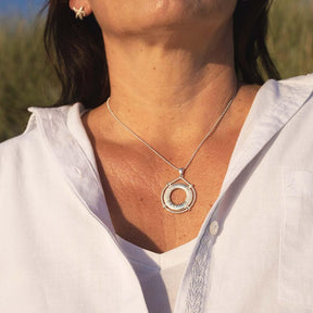 Damenkette mit silbernem Rettungsring-Anhänger, maritimer Schmuck, am Strand getragen