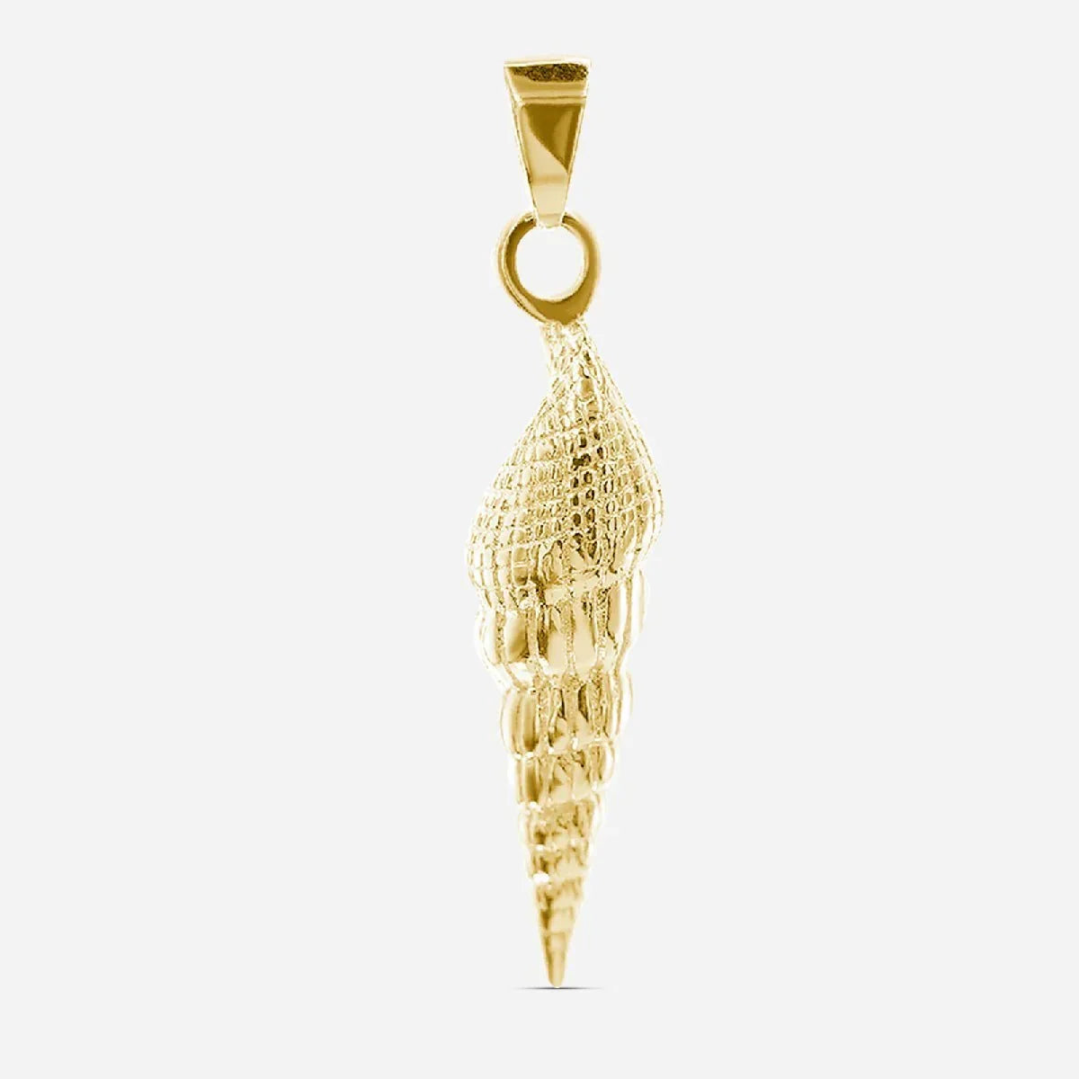 Goldener Muschel-Anhänger in Form einer Ringelmuschel, maritimer Schmuck vor weißem Hintergrund