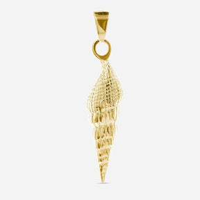 Goldener Muschel-Anhänger in Form einer Ringelmuschel, maritimer Schmuck vor weißem Hintergrund