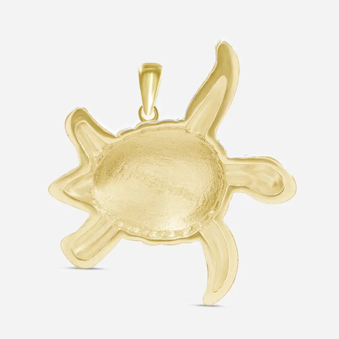 Goldener Schildkröten-Anhänger aus Metall, maritimer Schmuck, auf weißem Hintergrund