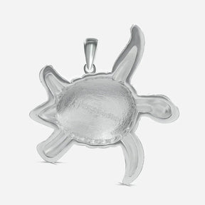 Silberner Schildkröten-Anhänger maritimer Schmuck, detailreich auf weißem Hintergrund