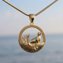 Goldener Anhänger mit Seehund-Motiv, maritimer Schmuck, Meereshintergrund