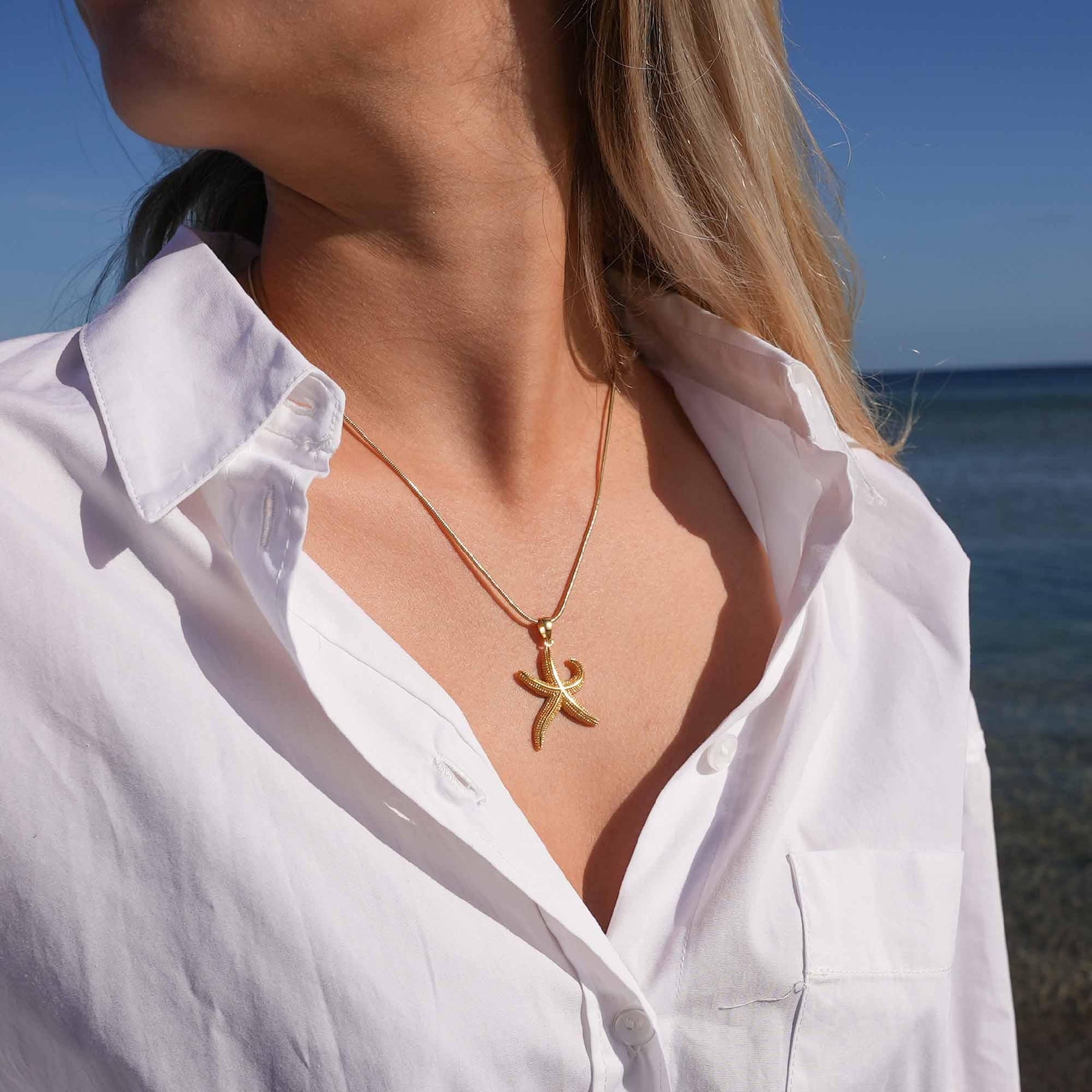 Goldene Seestern Kette als maritimer Schmuck, getragen am Strand, Sommermode Accessoire