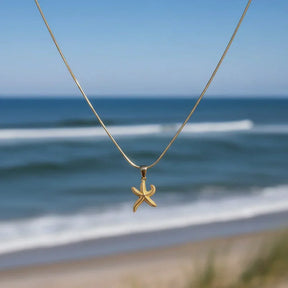 Goldene Seestern Kette als maritimer Schmuck vor Meer und Strand