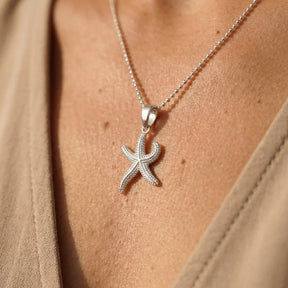 Silberne Seestern Kette, maritimer Anhänger, Nahaufnahme am Hals getragen