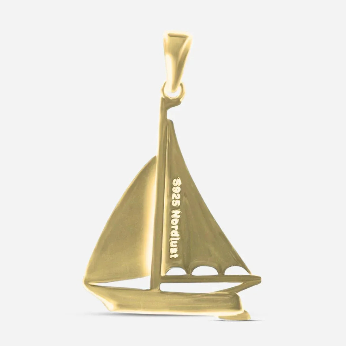 Goldener Segelboot Anhänger aus Metall mit maritimem Design auf weißem Hintergrund