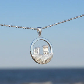 Silber Anhänger mit Strandkorb, Dünen und Seestern Motiv vor blauem Meereshintergrund