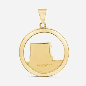 Goldener Anhänger mit Strandkorb-Motiv, maritimer Schmuck vor weißem Hintergrund