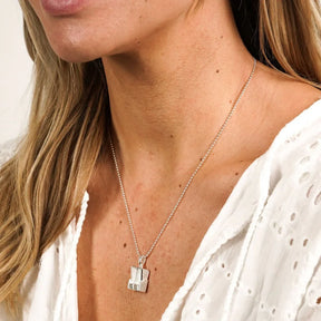 Damenkette mit silbernem Strandkorb-Anhänger, maritimer Schmuck, Nahaufnahme