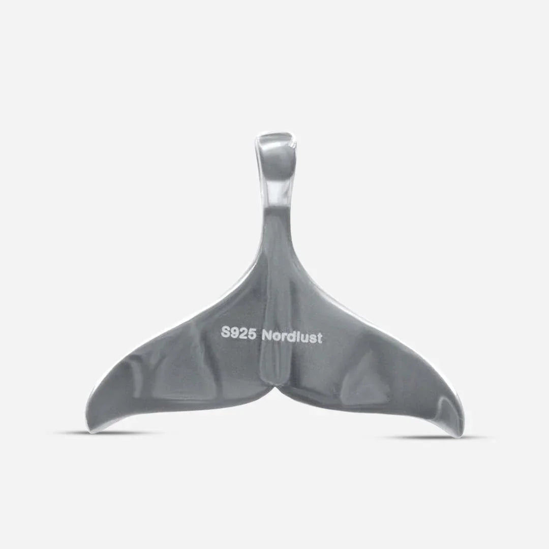 Silberner Walflossen-Anhänger aus 925er Silber, maritimer Schmuck auf weißem Hintergrund