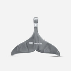 Silberner Walflossen-Anhänger aus 925er Silber, maritimer Schmuck auf weißem Hintergrund