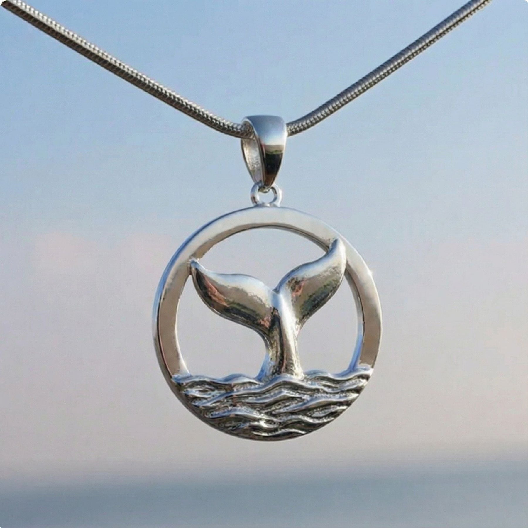 Silberne Kette mit rundem Anhänger, Walflosse und Wellen, maritimer Schmuck am Meer
