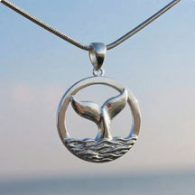Silberne Kette mit rundem Anhänger, Walflosse und Wellen, maritimer Schmuck am Meer
