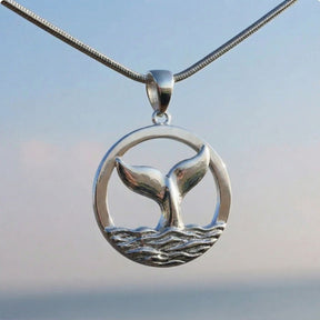Silberne Kette mit rundem Anhänger, Walflosse und Wellen, maritimer Schmuck am Meer