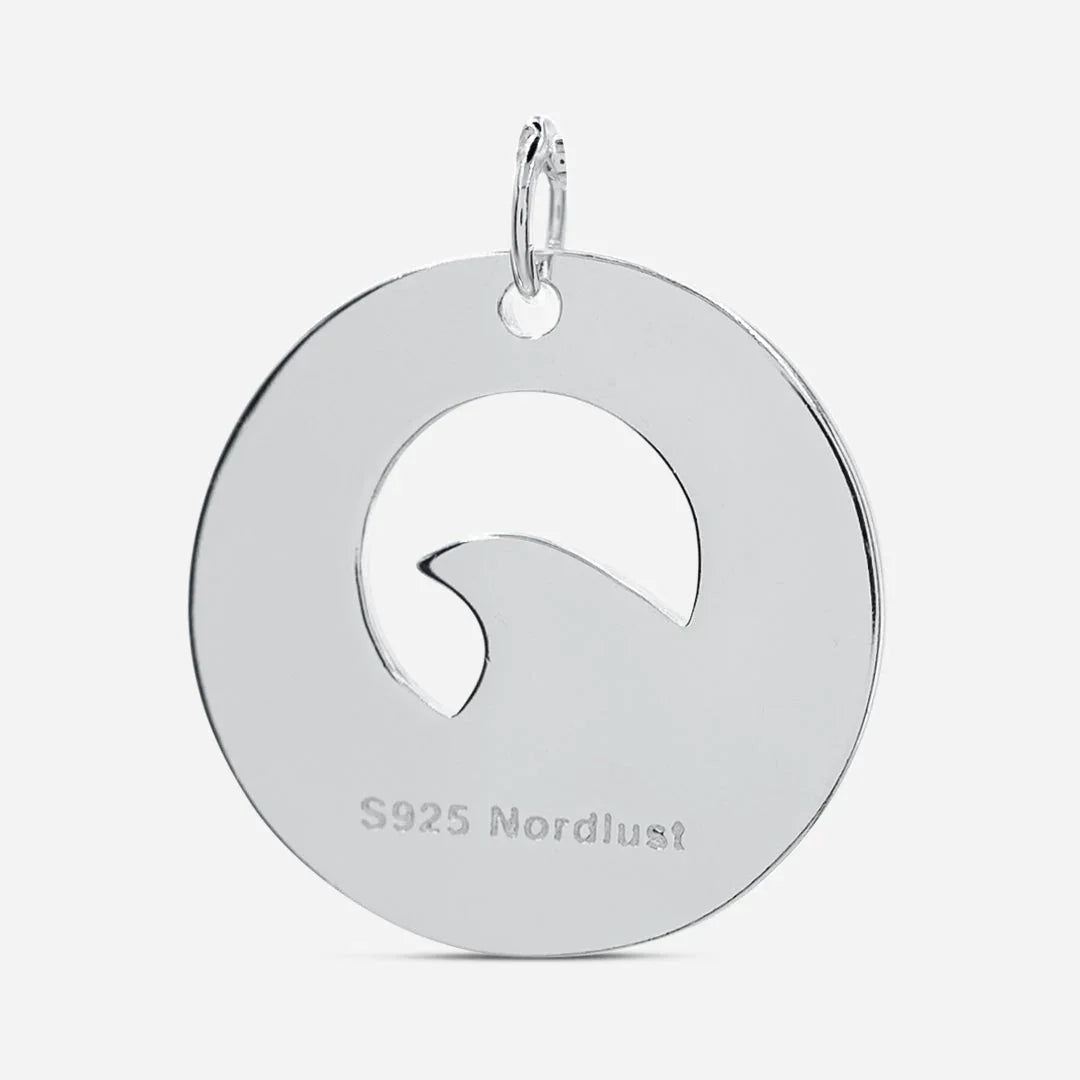 Runder Anhänger aus Silber mit ausgestanztem Wellen-Motiv, maritimer Schmuck
