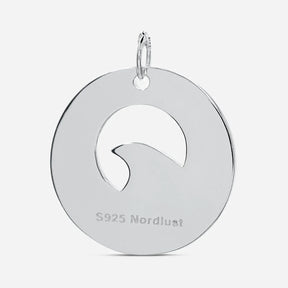 Runder Anhänger aus Silber mit ausgestanztem Wellen-Motiv, maritimer Schmuck